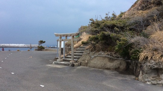 城ヶ島「楫の三郎山神社」　土地を買った業者に山ごと更地にされる　行方不明の鳥居と祠は海に投棄か